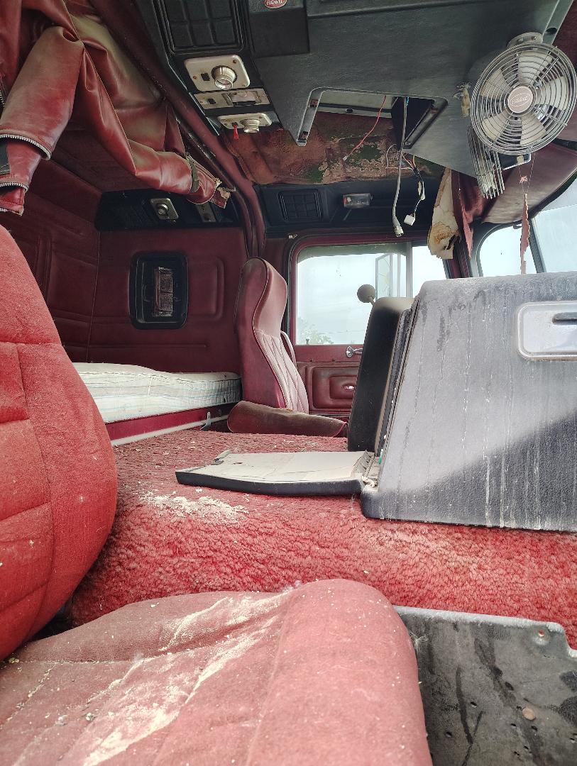 1981 PETERBILT Cabover - Image 39